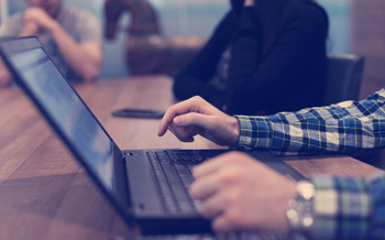 与保险公司合作