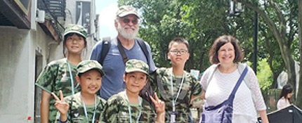 与外国友人交流