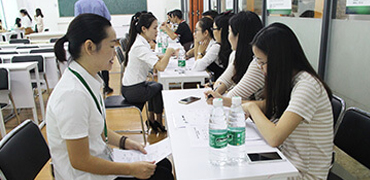 招聘会上学员面试中