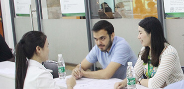 招聘会外资大企业面试中