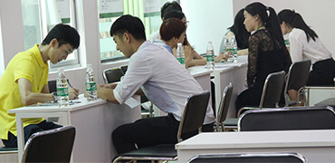 招聘会上学员面试中