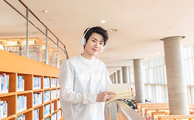 学历高中(含)以上人群