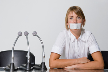 自卑、寡言少语