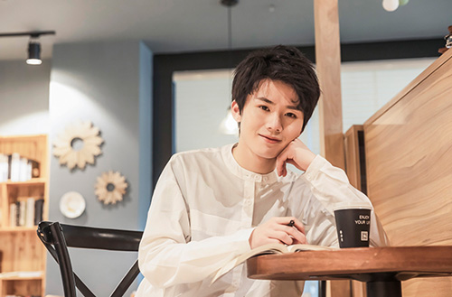  在校大学生和应届毕业生