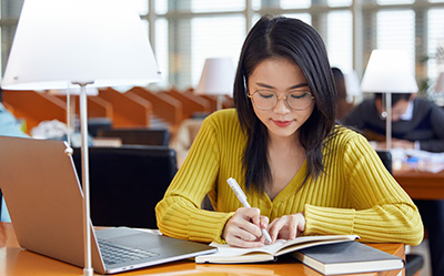 选调生考试的招录岗位通常分布在哪些领域和部门，不同岗位的职责和要求有何差异？
