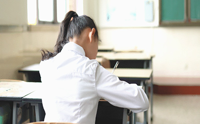 知识传播和技能训练相结合