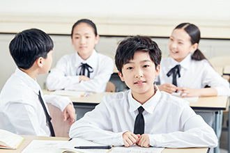 喜欢插嘴或干扰别人