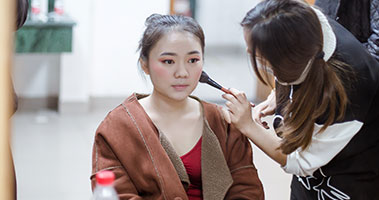 能够独立完成各种人物化妆造型