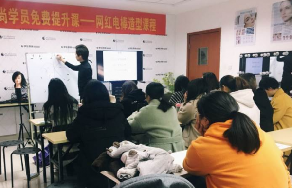 南通伊彩风尚化妆培训学校上课情景怎么样？